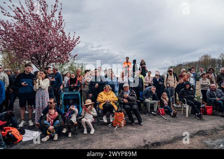 Roubaix, France. 08 avril 2024. Photo par Zac Williams/SWpix.com - 07/04/2024 - cyclisme - 2024 Paris Roubaix - Roubaix fans. Crédit : SWpix/Alamy Live News Banque D'Images