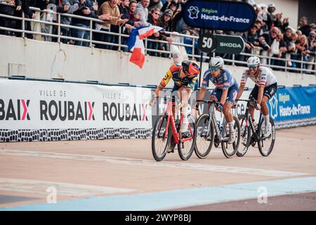 Roubaix, France. 08 avril 2024. Photo par Zac Williams/SWpix.com - 07/04/2024 - cyclisme - 2024 Paris Roubaix - Mads Pedersen, Lidl Trek, Jasper Phillipsen, Alpecin Deceuninck, Nils Politt, Emirats Arabes Unis. Crédit : SWpix/Alamy Live News Banque D'Images