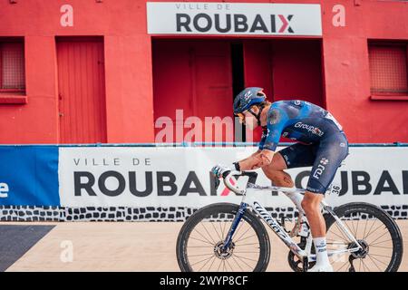 Roubaix, France. 08 avril 2024. Photo par Zac Williams/SWpix.com - 07/04/2024 - cyclisme - 2024 Paris Roubaix - Laurence Pithie, Groupama FDJ. Crédit : SWpix/Alamy Live News Banque D'Images