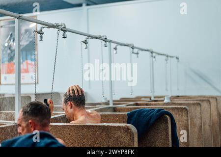 Roubaix, France. 08 avril 2024. Photo par Zac Williams/SWpix.com - 07/04/2024 - cyclisme - 2024 Paris Roubaix - les douches Roubaix. Crédit : SWpix/Alamy Live News Banque D'Images