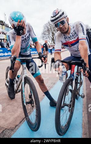 Roubaix, France. 08 avril 2024. Photo Zac Williams/SWpix.com - 07/04/2024 - cyclisme - 2024 Paris Roubaix - Bahreïn victorieux. Crédit : SWpix/Alamy Live News Banque D'Images