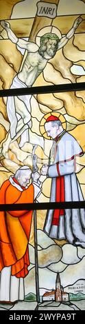 Le pape Jean-Paul II, en pèlerinage à Marija Bistrica, proclame Aloysius Stepinac béni, vitrail dans l'église paroissiale Saint Antoine Banque D'Images