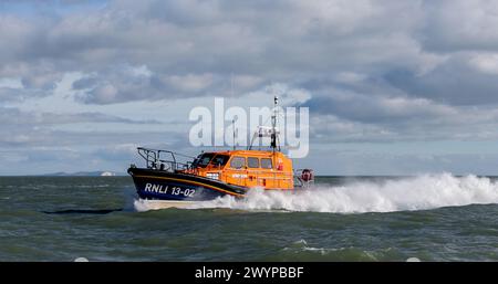 Photo du dossier datée du 10/02/14 du canot de sauvetage tous temps de classe Shannon de la Royal National Lifeboat institution (RNLI), le Morrell, lors d'essais en mer au large de Poole, Dorset. La RNLI a révélé que ses équipages et ses sauveteurs avaient sauvé 355 vies en 2023, alors que l’organisme de bienfaisance lançait une campagne de collecte de fonds dans sa 200e année. Date d'émission : lundi 8 avril 2024. Banque D'Images