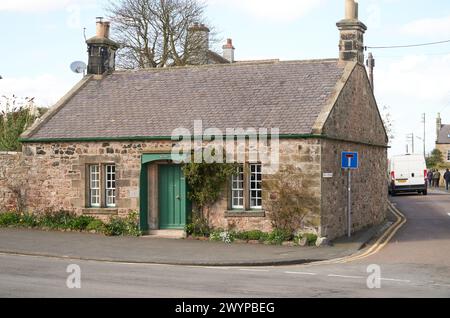 Vieux chalet dans le village de Bamburgh, Northumberland, Royaume-Uni Banque D'Images