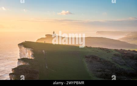 Magnifique coucher de soleil et paysage depuis le bord de falaise de Beachy Head avec le phare de belle tout sur la côte est du Sussex, sud-est de l'Angleterre Banque D'Images