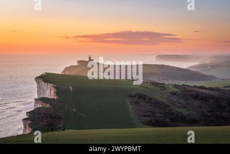 Magnifique coucher de soleil et paysage depuis le bord de falaise de Beachy Head avec le phare de belle tout sur la côte est du Sussex, sud-est de l'Angleterre Banque D'Images