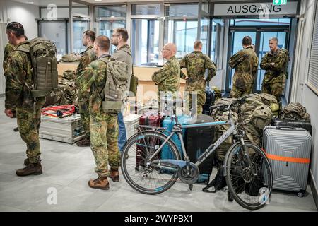 08 avril 2024, Brandebourg, Schönefeld : des soldats de la Bundeswehr du commandement préliminaire de la brigade lituanienne attendent à la section militaire de l'aéroport de Berlin-Brandebourg leur départ pour Vilnius avec des Airbus A400M à côté de leurs bagages. La brigade lituanienne devrait être opérationnelle d'ici la fin de 2027 avec environ 4800 soldats. Photo : Kay Nietfeld/dpa Banque D'Images