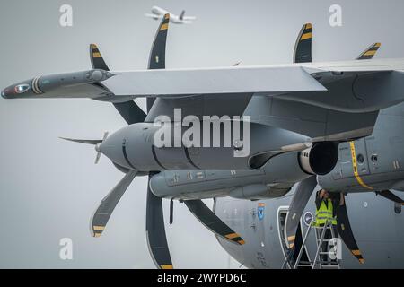 08 avril 2024, Brandebourg, Schönefeld : les soldats de la Bundeswehr préparent l'Airbus A400M pour le vol vers la Lituanie ce matin. 20 soldats du commandement préliminaire de la brigade lituanienne volent de la section militaire de l'aéroport de Berlin-Brandebourg à Vilnius. Fin 2027, la brigade lituanienne sera opérationnelle avec environ 4800 soldats. Photo : Kay Nietfeld/dpa Banque D'Images