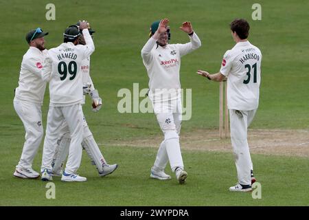 Calvin Harrison du Nottinghamshire célèbre avec ses coéquipiers après avoir pris le guichet de Simon Harmer lors du Nottinghamshire CCC vs Essex CCC, vit Banque D'Images