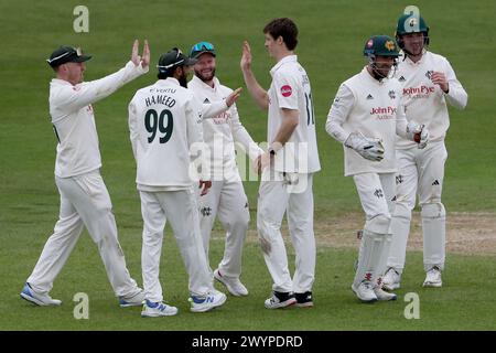 Calvin Harrison du Nottinghamshire célèbre avec ses coéquipiers après avoir pris le guichet de Simon Harmer lors du Nottinghamshire CCC vs Essex CCC, vit Banque D'Images