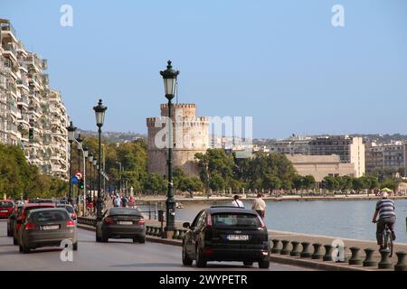 THESSALONIQUE, GRÈCE - 26 SEPTEMBRE 2012 : C'est le remblai principal de la ville et la Tour Blanche - symbole de la ville. Banque D'Images