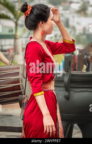 Photo d'une jeune femme vietnamienne portant un ao dai rouge. Vietnam femme portant la culture traditionnelle Ao Dai à l'ancien temple à Nha Trang au Vietnam-mars 28,20 Banque D'Images