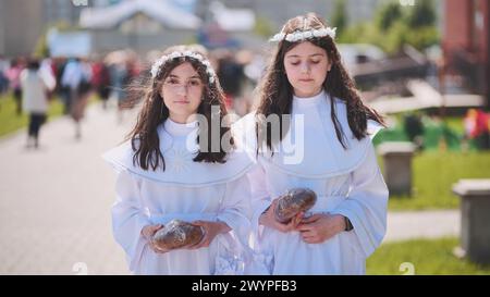 Lida, Biélorussie - 31 mai 2022 : filles en robes blanches après leur première sainte communion. Banque D'Images