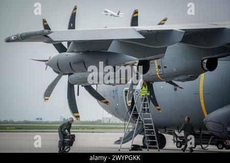 08 avril 2024, Brandebourg, Schönefeld : les soldats de la Bundeswehr préparent l'Airbus A400M pour le vol vers la Lituanie ce matin. 20 soldats du commandement préliminaire de la brigade lituanienne volent de la section militaire de l'aéroport de Berlin-Brandebourg à Vilnius. Fin 2027, la brigade lituanienne sera opérationnelle avec environ 4800 soldats. Photo : Kay Nietfeld/dpa Banque D'Images