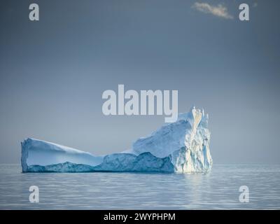 Iceberg dans le détroit d'Orléans au large de la côte Davis de la péninsule Antarctique. Banque D'Images