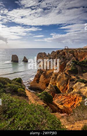 Paysage côtier depuis le point de vue de Ponta da Piedade en Algarve, Lagos, District de Faro, Portugal. Banque D'Images