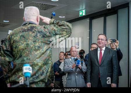 08 avril 2024, Brandebourg, Schönefeld : Boris Pistorius (R, SPD), ministre fédéral de la Défense, fait ses adieux au pré-commando de la brigade lituanienne dans la section militaire de l'aéroport de Berlin-Brandebourg. L'inspecteur de l'armée s'envole ensuite pour la Lituanie avec ses soldats à bord d'un Airbus A400M. Fin 2027, la brigade lituanienne sera opérationnelle avec environ 4800 soldats. Photo : Kay Nietfeld/dpa Banque D'Images