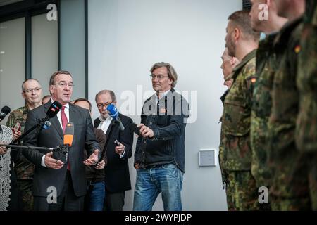 08 avril 2024, Brandebourg, Schönefeld : Boris Pistorius (G, SPD), ministre fédéral de la Défense, fait ses adieux au pré-commando de la brigade lituanienne dans la section militaire de l'aéroport de Berlin-Brandebourg. L'inspecteur de l'armée s'envole ensuite pour la Lituanie avec ses soldats à bord d'un Airbus A400M. Fin 2027, la brigade lituanienne sera opérationnelle avec environ 4 800 soldats. Photo : Kay Nietfeld/dpa Banque D'Images