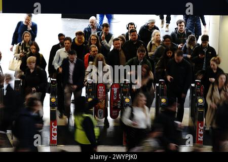 Les passagers arrivent à la gare de Waterloo à Londres, alors que les membres du syndicat des chauffeurs de train Aslef lancent une vague de départs frais dans un différend de longue date sur les salaires. Les conducteurs de train de 16 compagnies ferroviaires organisent un programme glissant de départs d'une journée entre le 5 et le 8 avril, couplé à une interdiction de six jours des heures supplémentaires. Date de la photo : lundi 8 avril 2024. Banque D'Images