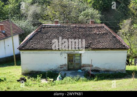 Maison rurale abandonnée avec toit couvert de tuiles plates en céramique dans le centre ouest de la Serbie Banque D'Images