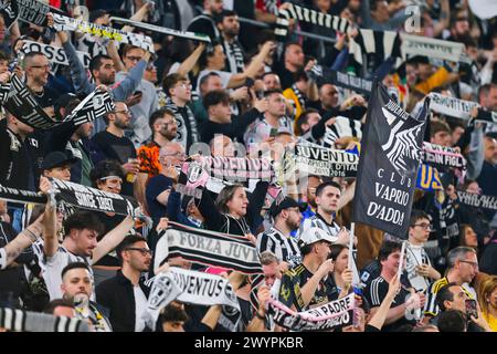 Fans de Juventus FC lors du match entre Juventus FC et AC Fiorentina le 07 avril 2024 au stade Allianz de Turin, Italie. Banque D'Images