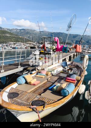 Budva, Monténégro - 17 août 2023 : bateau d'excursion avec équipement pour les loisirs marins amarré à l'embarcadère Banque D'Images