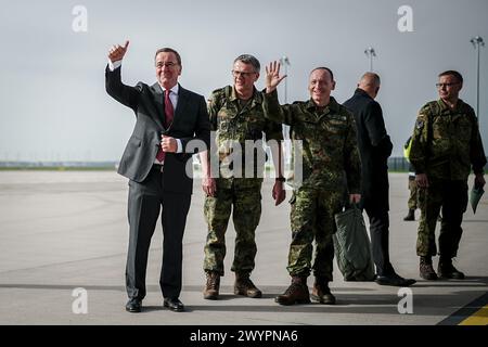 08 avril 2024, Brandebourg, Schönefeld : Boris Pistorius (G, SPD), ministre fédéral de la Défense, fait ses adieux au pré-commando de la brigade lituanienne dans la section militaire de l'aéroport de Berlin-Brandebourg. L'inspecteur de l'armée s'envole ensuite pour la Lituanie avec ses soldats à bord d'un Airbus A400M. Fin 2027, la brigade lituanienne sera opérationnelle avec environ 4 800 soldats. Photo : Kay Nietfeld/dpa Banque D'Images