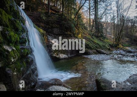 Entlang des Urzeit- und GEO-Schauweg durch die Glasenbachklamm, welche dem Verlauf des Klausbach folgt und seinen Ursprung im Egelseemoor findet. Fotografiert AM 04.02.2020. // le long de la préhistoire et GEO Schauweg à travers le Glasenbachklamm, qui suit le cours du Klausbach et trouve ses origines dans l'Egelseemoor. Photographié le 4 février 2020. - 20200402 PD11858 crédit : APA-PictureDesk/Alamy Live News Banque D'Images