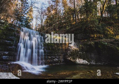 Entlang des Urzeit- und GEO-Schauweg durch die Glasenbachklamm, welche dem Verlauf des Klausbach folgt und seinen Ursprung im Egelseemoor findet. Fotografiert AM 04.02.2020. // le long de la préhistoire et GEO Schauweg à travers le Glasenbachklamm, qui suit le cours du Klausbach et trouve ses origines dans l'Egelseemoor. Photographié le 4 février 2020. - 20200402 PD11859 crédit : APA-PictureDesk/Alamy Live News Banque D'Images