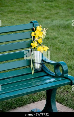 Fleurs commémoratives sur un banc à Hillfield Park, Monkspath, Solihull, West Midlands, Angleterre, ROYAUME-UNI Banque D'Images