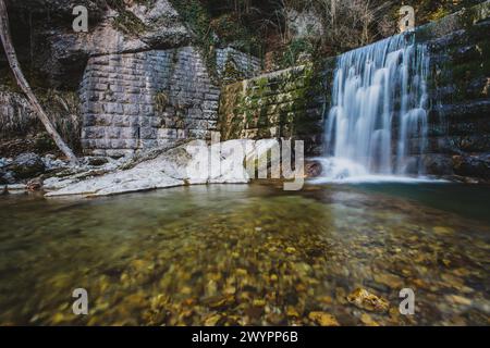 Entlang des Urzeit- und GEO-Schauweg durch die Glasenbachklamm, welche dem Verlauf des Klausbach folgt und seinen Ursprung im Egelseemoor findet. Fotografiert AM 04.02.2020. // le long de la préhistoire et GEO Schauweg à travers le Glasenbachklamm, qui suit le cours du Klausbach et trouve ses origines dans l'Egelseemoor. Photographié le 4 février 2020. - 20200402 PD11861 crédit : APA-PictureDesk/Alamy Live News Banque D'Images