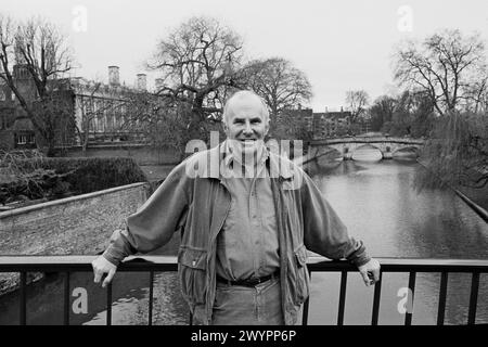 Un portrait de Clive James, né en Australie, le 20 janvier 1990, à Cambridge au Royaume-Uni. Clive James ao CBE FRSL (1939-2019) était un auteur, critique, diffuseur, poète, traducteur et mémorialiste australien. surtout connu pour sa série autobiographique Unfiable Memoirs, pour ses émissions de chat et documentaires à la télévision britannique et pour son journalisme prolifique. Banque D'Images