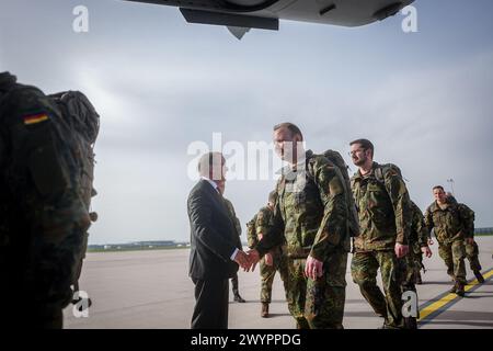 08 avril 2024, Brandebourg, Schönefeld : Boris Pistorius (M, SPD), ministre fédéral de la Défense, fait ses adieux au pré-commando de la brigade lituanienne dans la section militaire de l'aéroport de Berlin-Brandebourg. L'inspecteur de l'armée s'envolera ensuite en Lituanie avec ses soldats à bord d'un Airbus A400M. Fin 2027, la brigade lituanienne sera opérationnelle avec environ 4800 soldats. Photo : Kay Nietfeld/dpa Banque D'Images