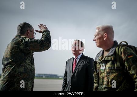 08 avril 2024, Brandebourg, Schönefeld : Boris Pistorius (M, SPD), ministre fédéral de la Défense, fait ses adieux au pré-commando de la brigade lituanienne dans la section militaire de l'aéroport de Berlin-Brandebourg. L'inspecteur de l'armée s'envolera ensuite en Lituanie avec ses soldats à bord d'un Airbus A400M. Fin 2027, la brigade lituanienne sera opérationnelle avec environ 4800 soldats. Photo : Kay Nietfeld/dpa Banque D'Images