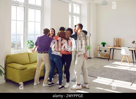 Jeunes groupe diversifié, réunion de la communauté étudiante, équipe d'amis heureux donnant des câlins Banque D'Images