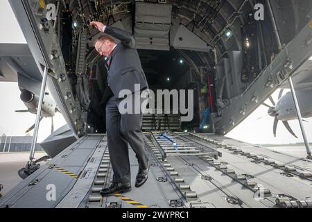 08 avril 2024, Brandebourg, Schönefeld : Boris Pistorius (SPD), ministre fédéral de la Défense, fait ses adieux au pré-commando de la brigade lituanienne dans la section militaire de l'aéroport de Berlin-Brandebourg. L'inspecteur de l'armée s'envolera ensuite en Lituanie avec ses soldats à bord d'un Airbus A400M. Fin 2027, la brigade lituanienne sera opérationnelle avec environ 4 800 soldats. Photo : Kay Nietfeld/dpa Banque D'Images