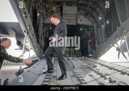 08 avril 2024, Brandebourg, Schönefeld : Boris Pistorius (SPD), ministre fédéral de la Défense, fait ses adieux au pré-commando de la brigade lituanienne dans la section militaire de l'aéroport de Berlin-Brandebourg. L'inspecteur de l'armée s'envolera ensuite en Lituanie avec ses soldats à bord d'un Airbus A400M. Fin 2027, la brigade lituanienne sera opérationnelle avec environ 4 800 soldats. Photo : Kay Nietfeld/dpa Banque D'Images