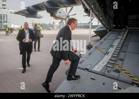 08 avril 2024, Brandebourg, Schönefeld : Boris Pistorius (SPD), ministre fédéral de la Défense, fait ses adieux au pré-commando de la brigade lituanienne dans la section militaire de l'aéroport de Berlin-Brandebourg. L'inspecteur de l'armée s'envolera ensuite en Lituanie avec ses soldats à bord d'un Airbus A400M. Fin 2027, la brigade lituanienne sera opérationnelle avec environ 4 800 soldats. Photo : Kay Nietfeld/dpa Banque D'Images