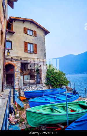 Petit chantier naval avec entrepôts de bateaux secs sur la rive du lac de Lugano à Gandria, Suisse Banque D'Images