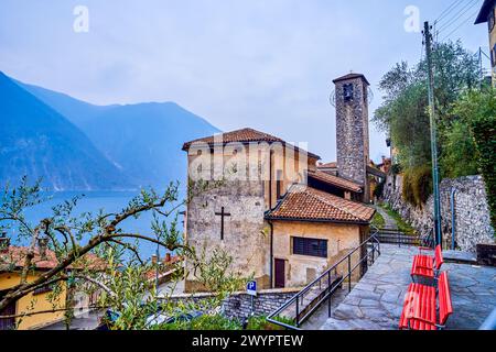 Le point de vue panoramique sur le lac de Lugano et l'église Chiesa di San Vigilio, Gandria, Suisse Banque D'Images