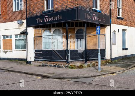 Le pub Victoria, fermé et embarqué dans le centre-ville de Crewe Cheshire UK Banque D'Images