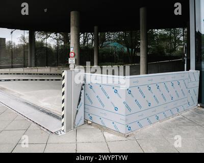 Francfort, Allemagne - 31 mars 2024 : une barrière isolante Novacel de va-Q-tec est vue à l'entrée d'un bâtiment, faisant allusion aux améliorations de l'efficacité thermique en cours Banque D'Images