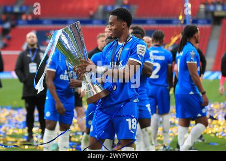 Londres, Royaume-Uni. 07 avril 2024. Malik Mothersille de Peterborough United célèbre avec le trophée lors de la finale du Trophée EFL entre Peterborough United et Wycombe Wanderers au stade de Wembley, Londres, Angleterre, le 7 avril 2024. Photo de Carlton Myrie. Utilisation éditoriale uniquement, licence requise pour une utilisation commerciale. Aucune utilisation dans les Paris, les jeux ou les publications d'un club/ligue/joueur. Crédit : UK Sports pics Ltd/Alamy Live News Banque D'Images