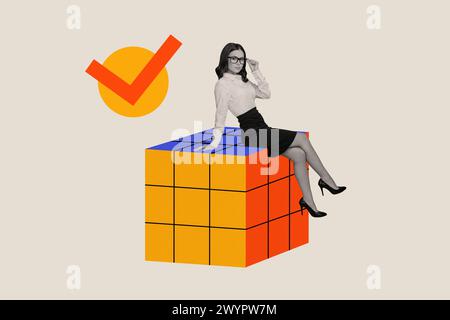 Composite tendance dessin d'illustration photo collage de photo de jeune dame noir blanc assis sur énorme cube rubik résoudre puzzle confirmation Mark Banque D'Images
