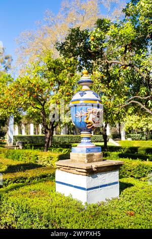 Urne décorative dans les jardins du Parque de María Luisa, Séville, Andalousie, Espagne Banque D'Images