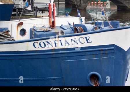 Belfast, Royaume-Uni 8 04 2024 MV barge de confiance suite à des dommages causés par un incendie à Lanyon Quay qui accueille des événements artistiques et autres survenus le jeudi 4 avril Belfast Irlande du Nord crédit : HeadlineX/Alamy Live News Banque D'Images