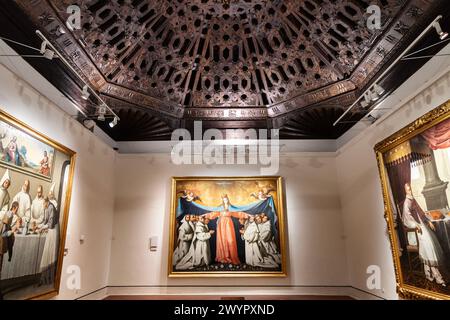 Intérieur d'une galerie de peinture avec plafond sculpté en bois orné au Musée des Beaux-Arts de Séville, Séville, Espagne Banque D'Images