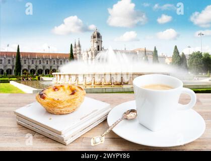 Old Mosteiro dos Jeronimos à Lisbonne, Belem Portugal avec pasteles de nata Banque D'Images