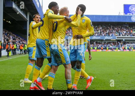 Londres, Royaume-Uni. 06 avril 2024. L'attaquant de Sheffield mercredi Anthony Musaba (45) marque un BUT 0-2 et célèbre avec le milieu de terrain de Sheffield mercredi Barry Bannan (10) L'attaquant de Sheffield mercredi Djeidi Gassama (41) lors du Queens Park Rangers FC vs Sheffield mercredi FC au MATRADE Loftus Road Stadium, Londres, Angleterre, Royaume-Uni le 6 avril 2024 Credit: chaque deuxième Media/Alamy Live News Banque D'Images