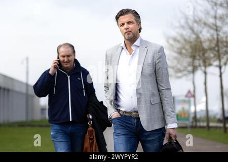 BADHOEVEDORP - L'avocat Robert van t Land (R) arrive au tribunal extra-sécurisé pour le verdict dans l'affaire pénale Marengo. Sur les dix-sept suspects qui ont été jugés en justice, quatorze ont fait l'objet d'un appel. Cela inclut les trois condamnés à perpétuité, dont Ridouan Taghi, et le témoin clé Nabil B. ANP RAMON VAN Flymen netherlands Out - belgium Out Banque D'Images